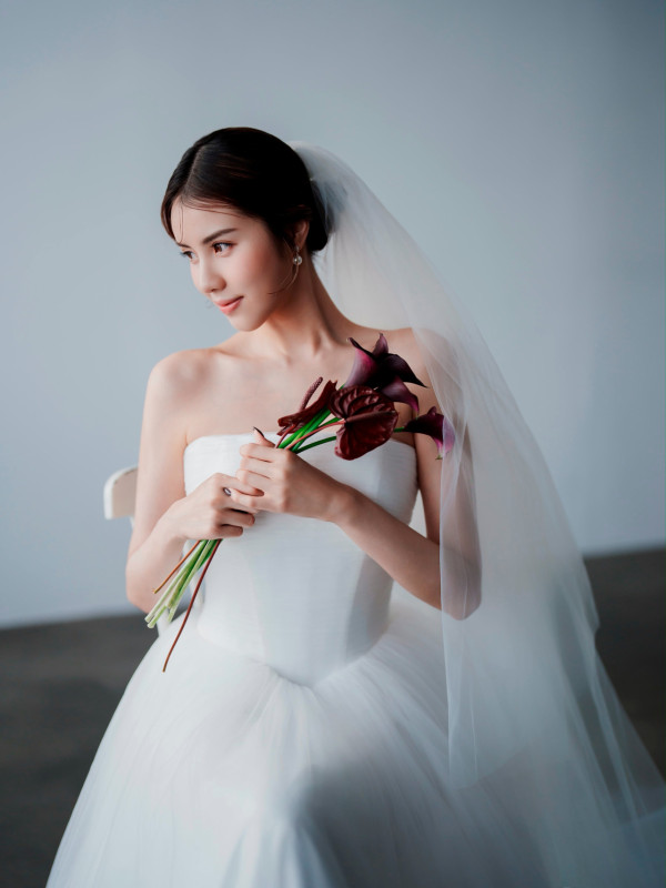 TVB力捧小花IG無預警貼婚紗照!驚傳秘婚自爆情意結:着邊套婚紗好