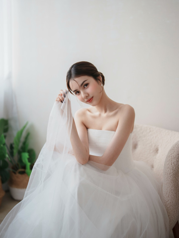 TVB力捧小花IG無預警貼婚紗照!驚傳秘婚自爆情意結:着邊套婚紗好