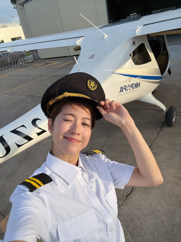 44岁陈自瑶索爆女机师look被疯传!30万网友看后激赞美到傻:以为是20岁素人