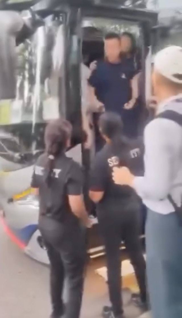新会商会中学前校长李卓兴带领交流团出访新加坡期间，疑与当地一名女保安发生争执，期间更用粗口辱骂对方。（影片截图）