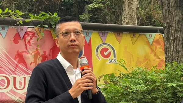 新会商会中学前校长李卓兴带领交流团出访新加坡期间,疑与当地一名女保安发生争执,期间更用粗口辱骂对方。