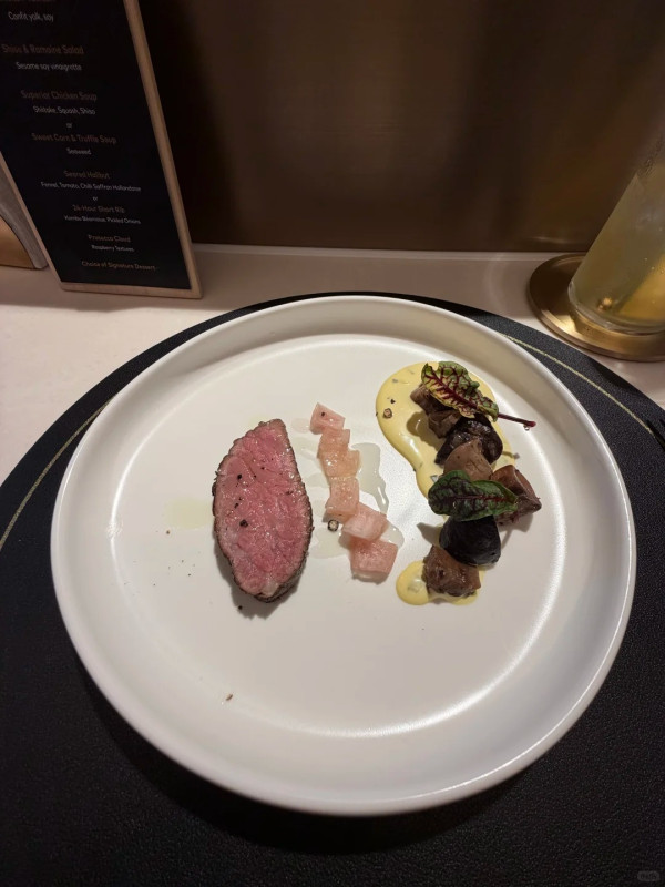 香港機場嘆免費Omakase！網民教一招$0食6道菜！慢煮牛小排/黑松露湯！附免費入場方法
