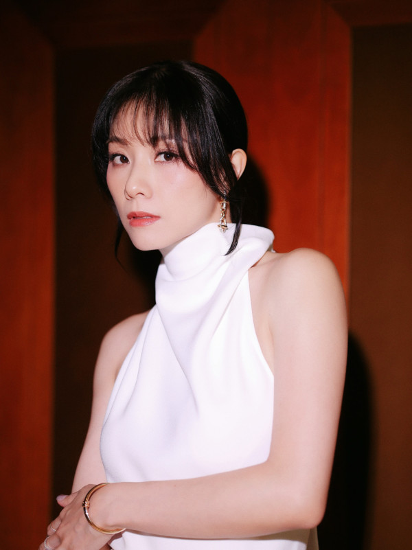鄧麗欣激罕性感暴露側胸直逼走光！心機熟女曲線震撼網民：42歲派福利