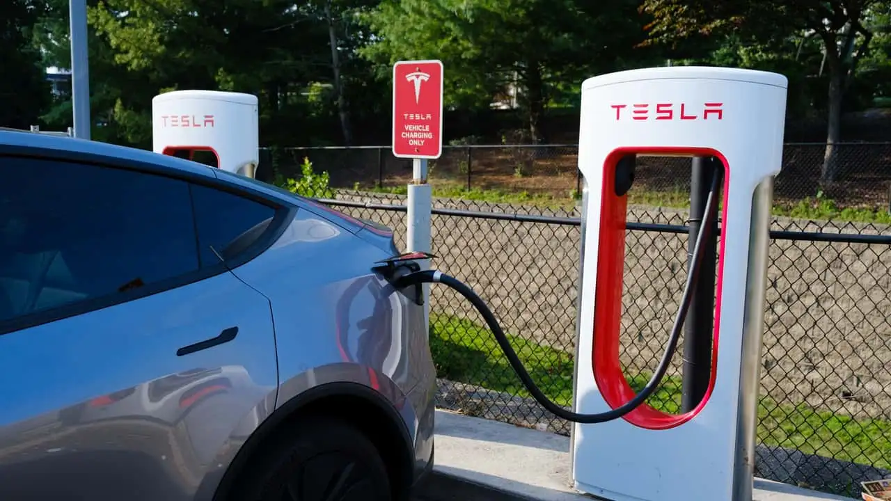 電動車快充傷電池？Tesla車主實測半年跑2.5萬公里容量99% 全因做對這3件事 