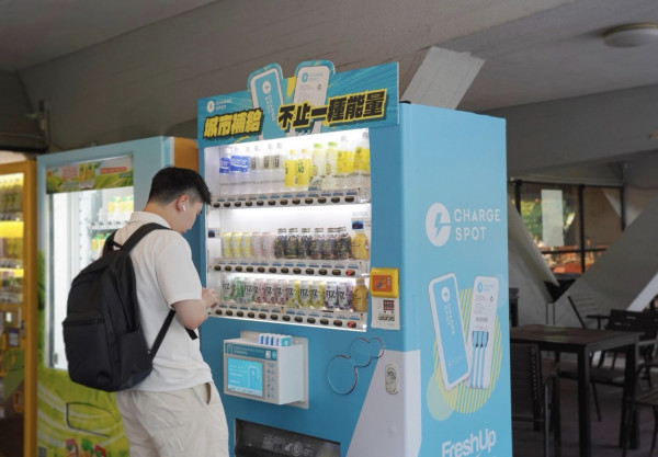 買飲品順手借尿袋！ChargeSpot 聯乘 FreshUp 全港首推售賣機共享充電服務