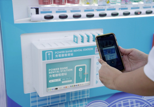 買飲品順手借尿袋！ChargeSpot 聯乘 FreshUp 全港首推售賣機共享充電服務