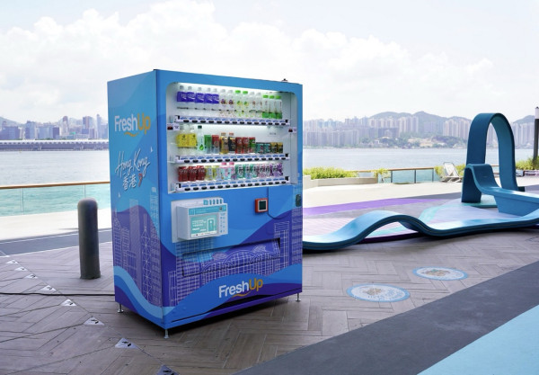 買飲品順手借尿袋！ChargeSpot 聯乘 FreshUp 全港首推售賣機共享充電服務