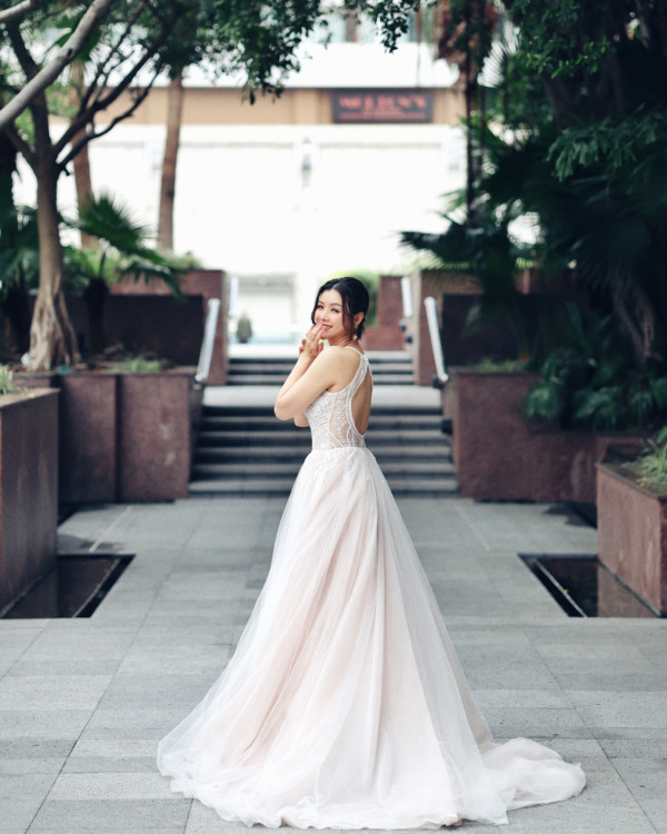 視帝老婆結婚13年再披婚紗賀花邊婚！久違露面晒絕美回眸神驚艷網民
