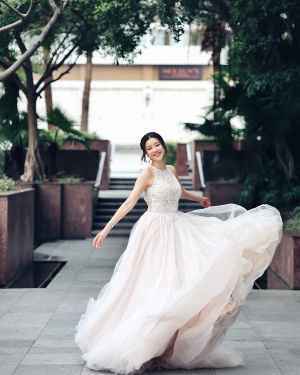 視帝老婆結婚13年再披婚紗賀花邊婚！久違露面晒絕美回眸神驚艷網民
