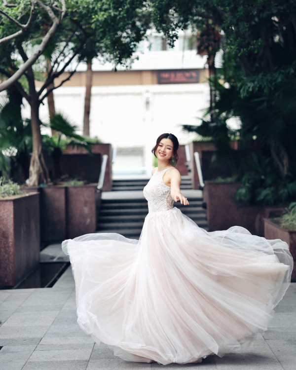 視帝老婆結婚13年再披婚紗賀花邊婚！久違露面晒絕美回眸神驚艷網民