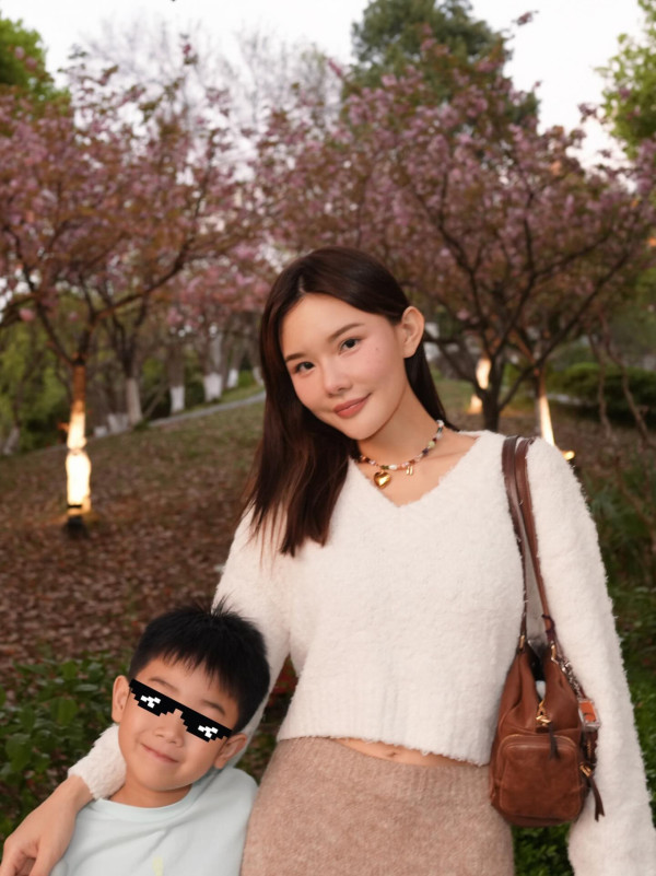 五索晒陳年學生妹舊照曝光驚人對比 眼鏡娘身形圓潤判若兩人如改頭換面