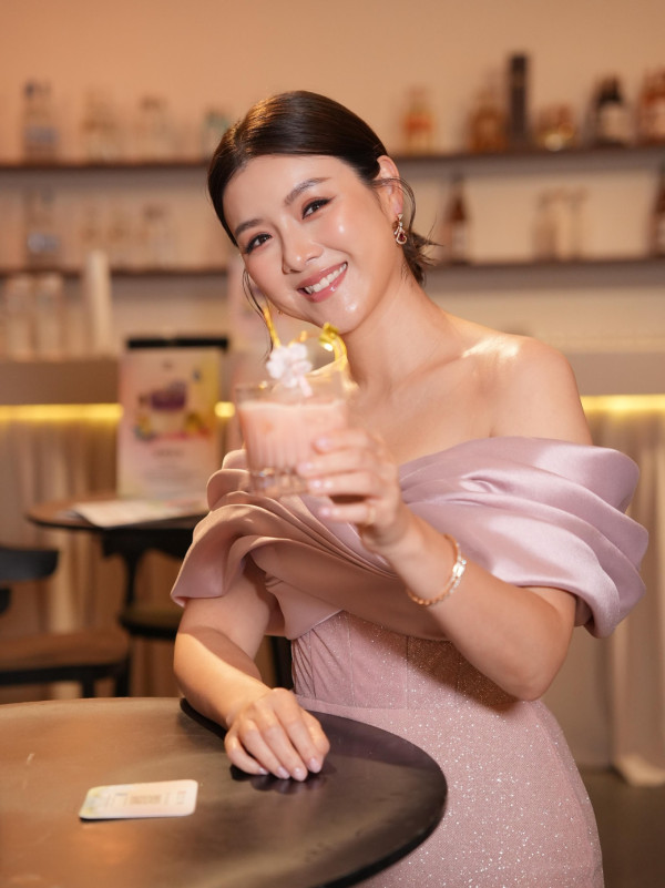 視帝老婆結婚13年再披婚紗賀花邊婚！久違露面晒絕美回眸神驚艷網民