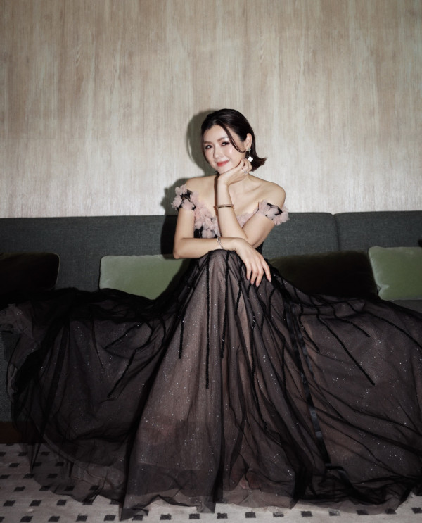 視帝老婆結婚13年再披婚紗賀花邊婚！久違露面晒絕美回眸神驚艷網民
