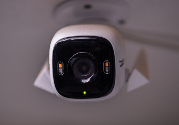 門口裝CCTV犯法？不滿對門裝防盜鏡頭 住戶掛內衣擺榴槤殼對抗 專家教3招自保