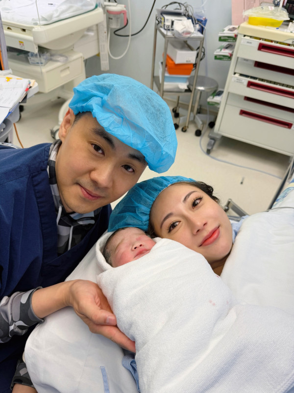 32歲蔡嘉欣IG報喜順利誕子！剖腹產誕7.8磅BB！甜曬一家三口溫馨全家福