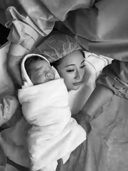 32歲蔡嘉欣IG報喜順利誕子！剖腹產誕7.8磅BB！甜曬一家三口溫馨全家福