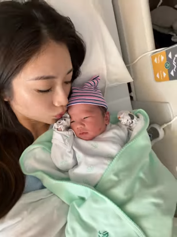 32歲蔡嘉欣IG報喜順利誕子！剖腹產誕7.8磅BB！甜曬一家三口溫馨全家福