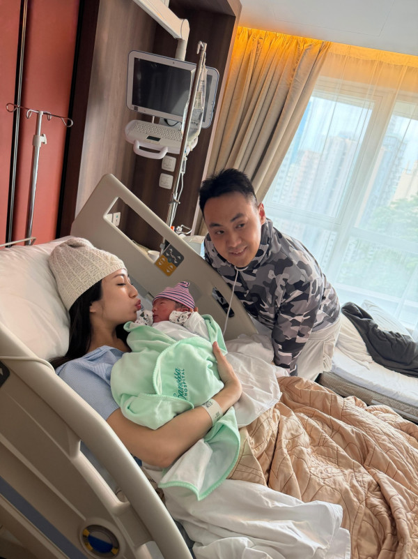 32歲蔡嘉欣IG報喜順利誕子！剖腹產誕7.8磅BB！甜曬一家三口溫馨全家福