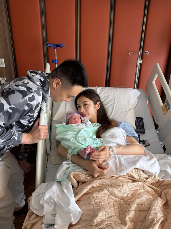32歲蔡嘉欣IG報喜順利誕子！剖腹產誕7.8磅BB！甜曬一家三口溫馨全家福