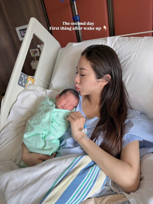 32歲蔡嘉欣IG報喜順利誕子！剖腹產誕7.8磅BB！甜曬一家三口溫馨全家福