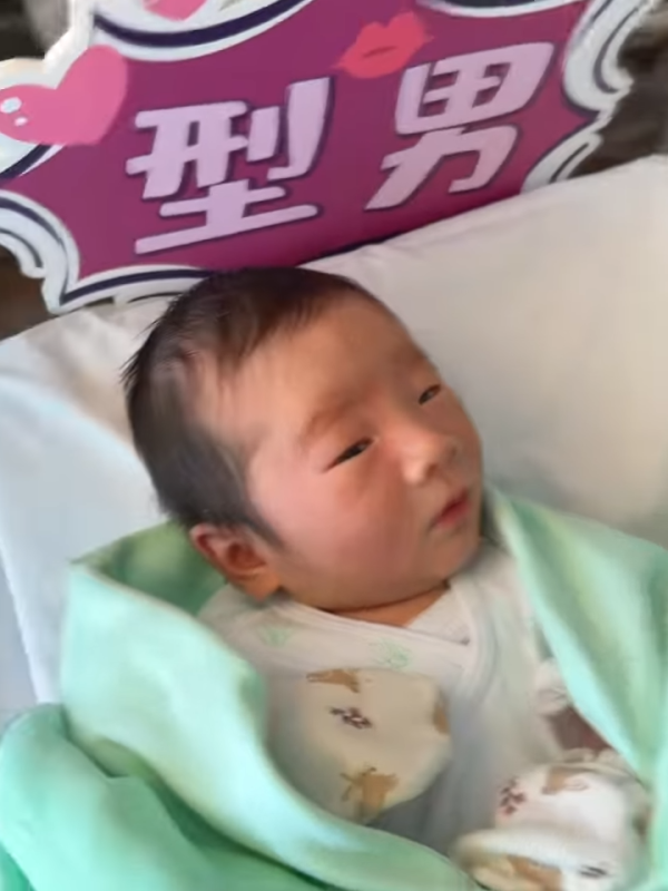 32歲蔡嘉欣IG報喜順利誕子！剖腹產誕7.8磅BB！甜曬一家三口溫馨全家福