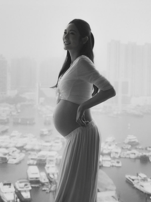 32歲蔡嘉欣IG報喜順利誕子！剖腹產誕7.8磅BB！甜曬一家三口溫馨全家福