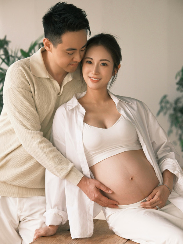 32歲蔡嘉欣IG報喜順利誕子！剖腹產誕7.8磅BB！甜曬一家三口溫馨全家福