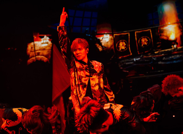 羅志祥紅館演唱會｜姜濤與偶像羅志祥「世紀互咀」獻男男初吻 台下睇足全場跳唱應援