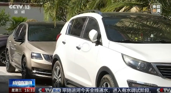 夏天泊車驚現起火危機 實測暴曬10分鐘車廂飆至70度？消防警告4大日用品留車內恐爆炸
