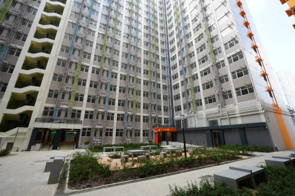 為加快公屋流轉，近年港府大力興建與落成「簡約公屋」，以持續提升整體公營房屋的供應量。