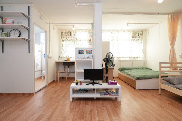 根據房屋局資料，規模最大的簡約公屋項目為啟德世運道，分兩期發展，合共提供約10,700個單位，涵蓋1至2人、3至4人及4至5人家庭單位。