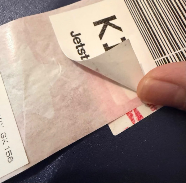 行李標籤一直撕錯！地勤揭1秒極速拆除秘訣 告別死拉狂扯零殘膠
