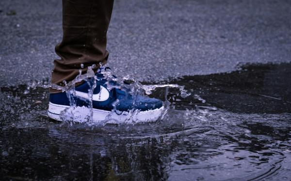 鞋襪速乾法(圖片來源:Unsplash)
