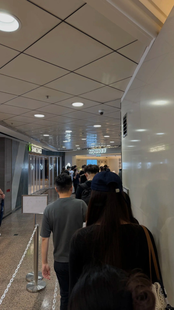 铜锣湾时代广场罕见出现人龙!过百打工仔一早排队网友惊叹:有必要吗?