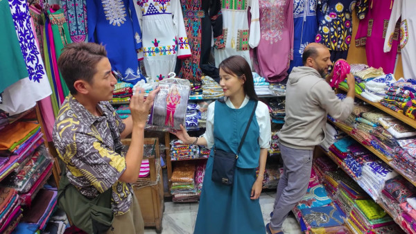 走过历史大地︱洪永城黄翠如公开“埃及市集购物攻略” 10美元杀价变1美元遭店主当贼办？