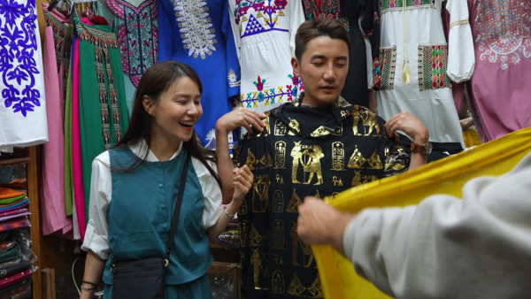 走过历史大地︱洪永城黄翠如公开“埃及市集购物攻略” 10美元杀价变1美元遭店主当贼办？
