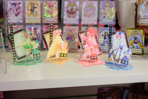 全港首个《守护甜心！》期间限定店6.13登陆海港城！4大打卡位/逾50款首发周边梦幻登场/复古抽卡机