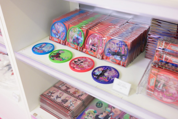 全港首个《守护甜心！》期间限定店6.13登陆海港城！4大打卡位/逾50款首发周边梦幻登场/复古抽卡机