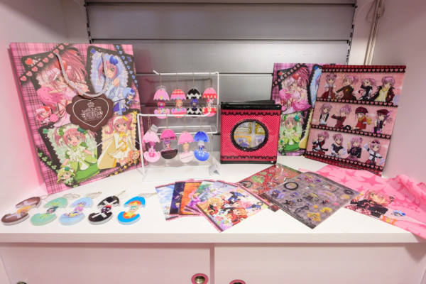 全港首个《守护甜心！》期间限定店6.13登陆海港城！4大打卡位/逾50款首发周边梦幻登场/复古抽卡机