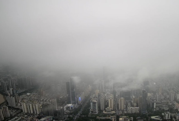 北上警告!深圳爆特大暴雨恐現龍捲風 必睇高鐵停運安排免滯留