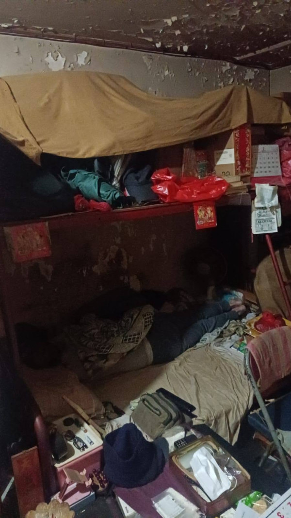 從相片可見，單位疑似屬舊式公屋格局，天花及牆身大面積泛黃，部分位置更出現明顯剝落痕跡。（截圖：Facebook@免佣套房出租）
