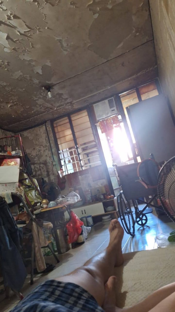 從相片可見，單位疑似屬舊式公屋格局，天花及牆身大面積泛黃，部分位置更出現明顯剝落痕跡。（截圖：Facebook@免佣套房出租）