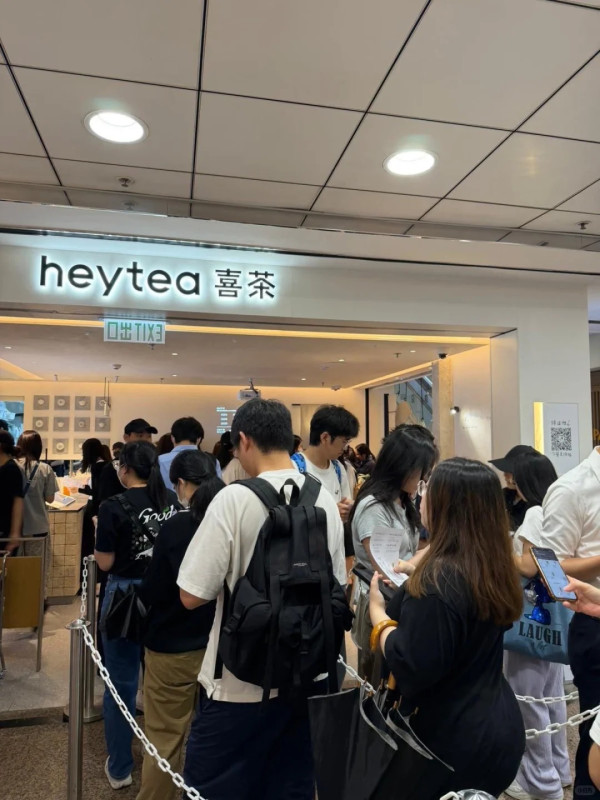 銅鑼灣時代廣場罕現人龍!過百打工仔一朝早排隊網民驚訝:有必要嗎?