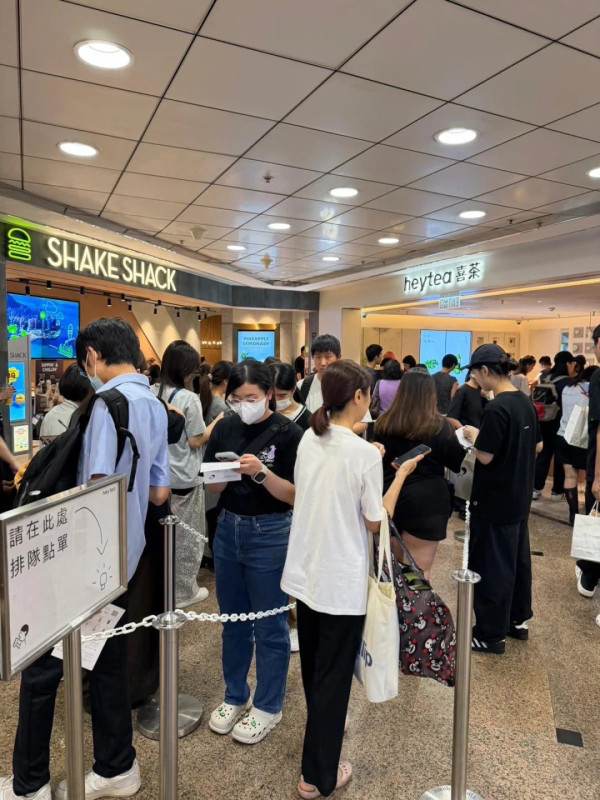 銅鑼灣時代廣場罕現人龍！過百打工仔一朝早排隊網民驚訝：有必要嗎？