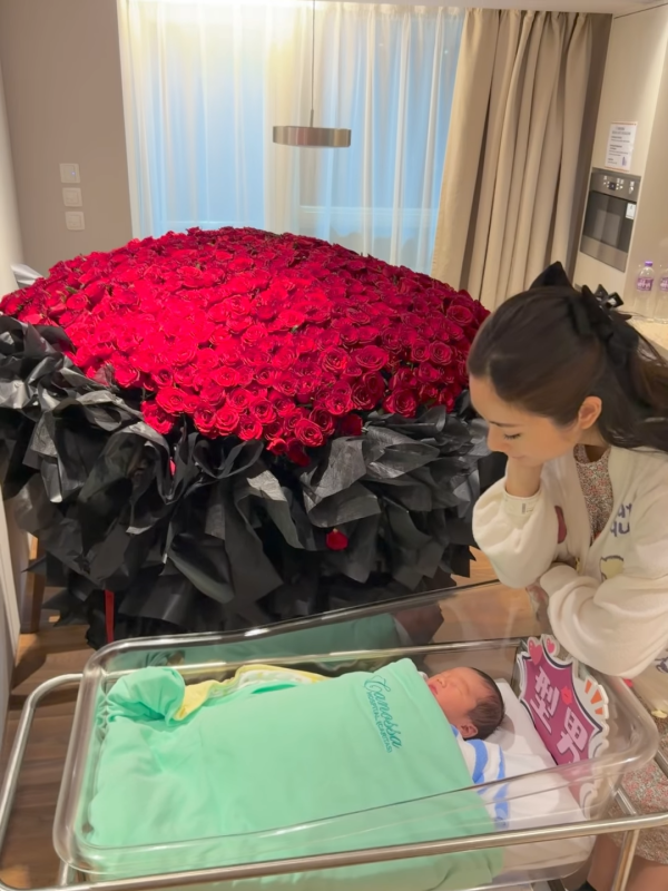 蔡嘉欣「拜金式坐月」收千支玫瑰花炫富！體積大過BB床超巨型誇張過求婚