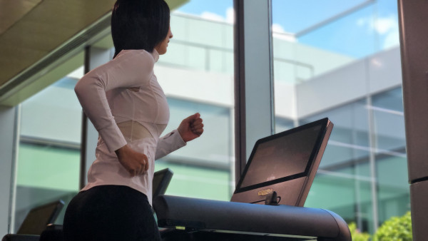 飛常日誌II丨高海寧貼身運動服晒「天花板S身形」 全身零贅肉完美Carry極蝦人著造型