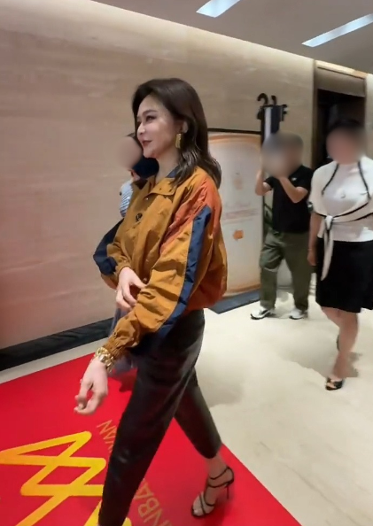 關之琳路人生圖曝光63歲真實容貌!驚現五官僵硬面容引嚇窒網民︰咩事腫成咁