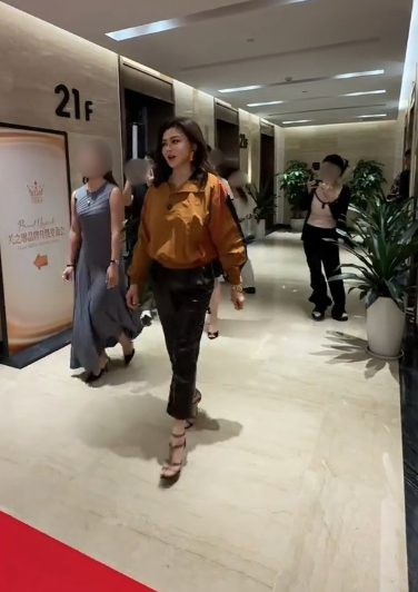 關之琳路人生圖曝光63歲真實容貌!驚現五官僵硬面容引嚇窒網民︰咩事腫成咁
