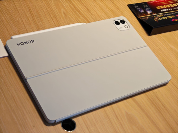 HONOR MagicPad4 港版登場！12.3 吋 3K 165Hz OLED + Snapdragon 8 Gen 5 + 8 喇叭 IMAX + 4.8mm 纖薄 450g