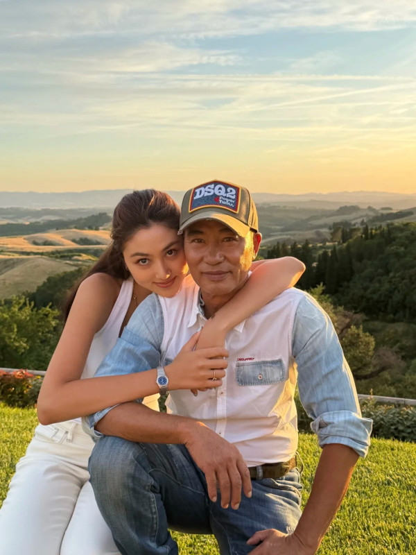 任達華21歲愛女任晴佳晒1米8完美身材!混血感顏值大眼高鼻超模氣場全開